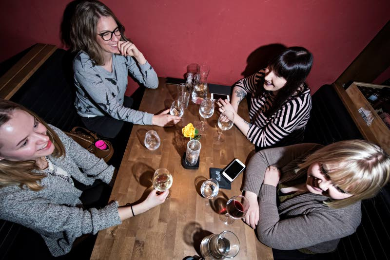 Aino Virtanen on tullut vanhojen työkavereidensa Jenni Vesan, Sofia Snellmanin ja Emma Ohtosen kanssa Treffipubiin syömään perjantain kunniaksi. (Kuva: Johanna Erjonsalo)